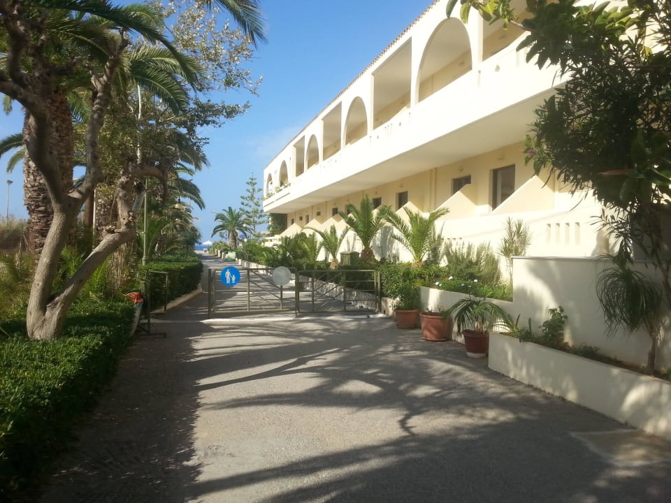 Am eingang Hotel Marinos Beach