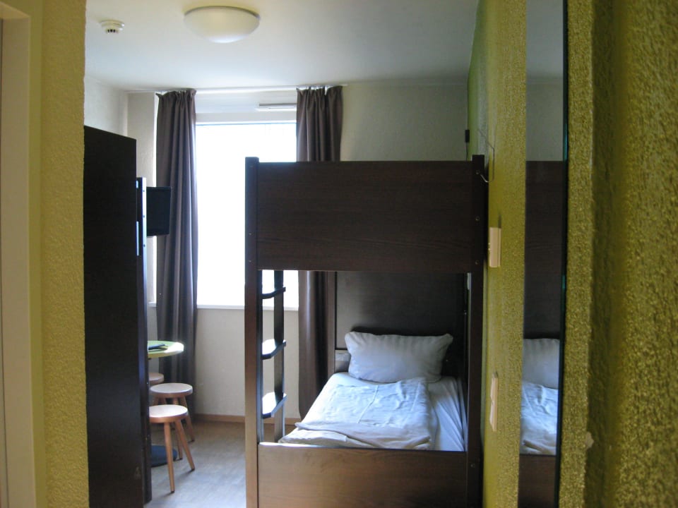 Oder eher Zelle MEININGER Hotel Berlin Hauptbahnhof