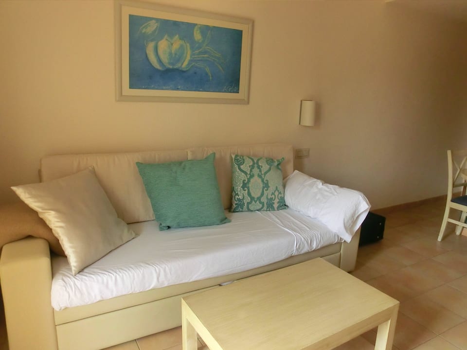 Couch mit  Schublade : darin  4. Bett VIVA Cala Mesquida Resort & Spa