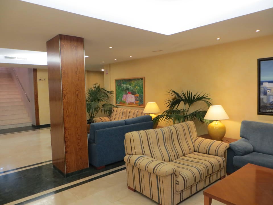 Sitzbereich vorm Restaurant Hotel Catalonia Majórica