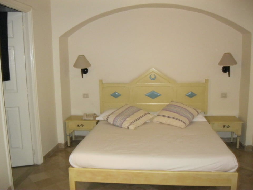 Schlafzimmer und Eingang Bad Diar Lemdina Hotel