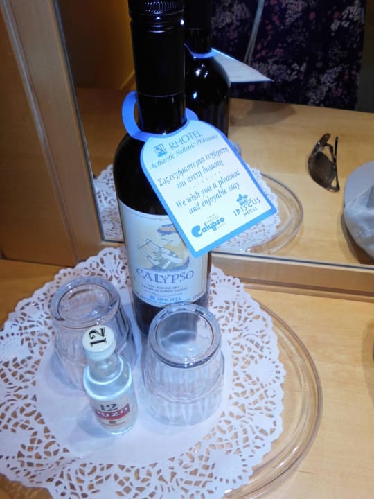 Wein u. Ouzo zur Begrüßung Hotel Calypso Beach