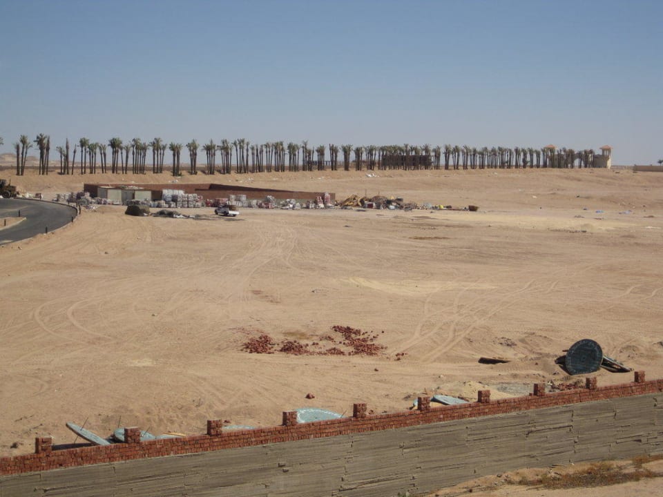 Die Wüste hinter dem Hotel mit der Mauer! Jaz Makadi Oasis Resort