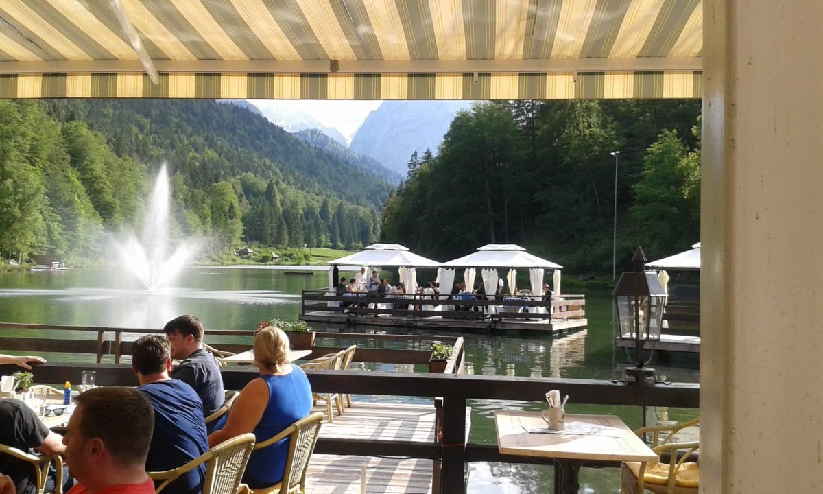 Hochzeitsgesellschaft auf dem See Riessersee Hotel