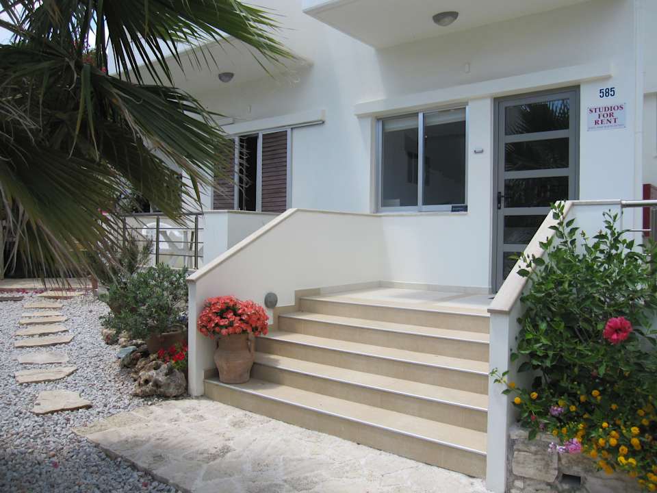 Außenansicht Lion-Suites Kalyves