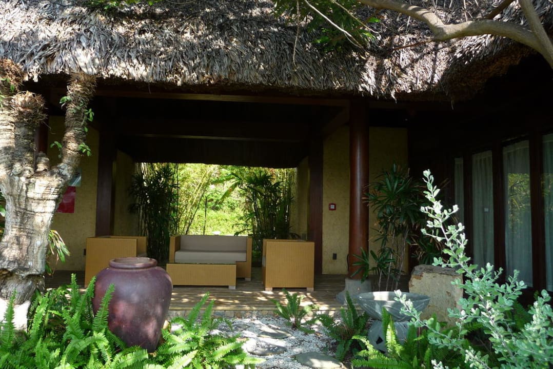 Sitzgruppe zwischen zwei Bungalows Hon Tam Resort - Eco Green Island