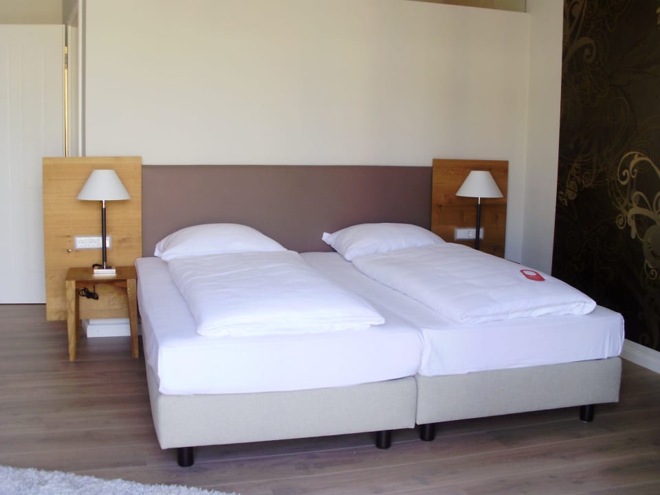 Bett im Zimmer Hotel Villa Toskana