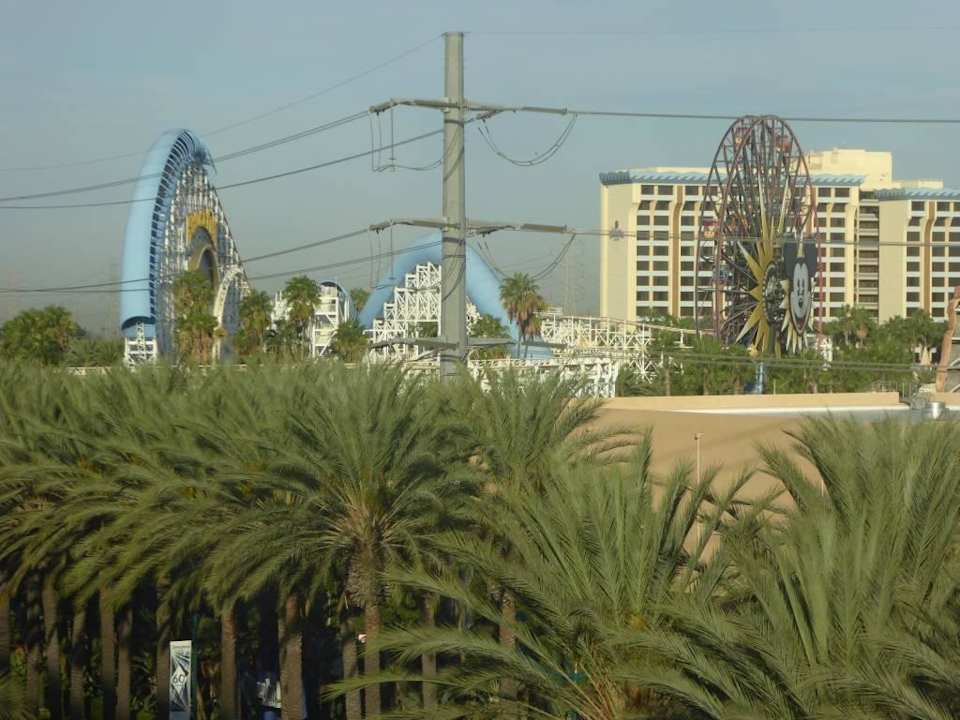 Aussicht auf Disneyland von der Dachterrasse SpringHill Suites by Marriott at Anaheim Resort Area/Convention Center