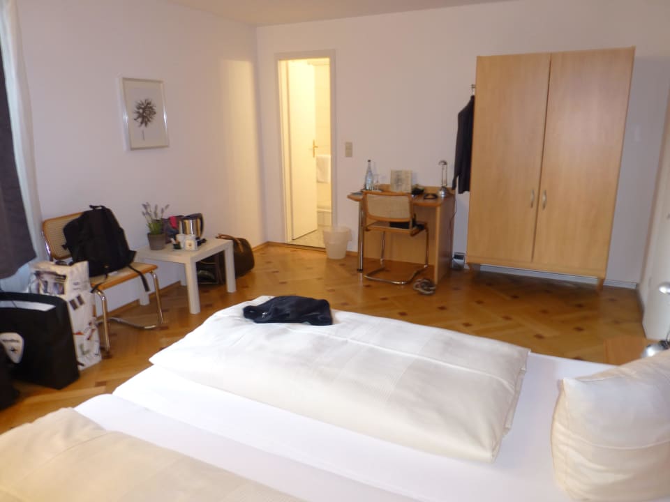 Nr. 110, kleines Beistelltischen Hotel Residenz