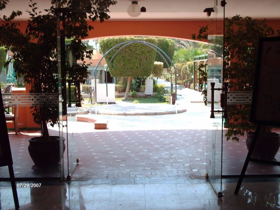 Vers les jardins de l'Hôtel Giftun Azur Resort