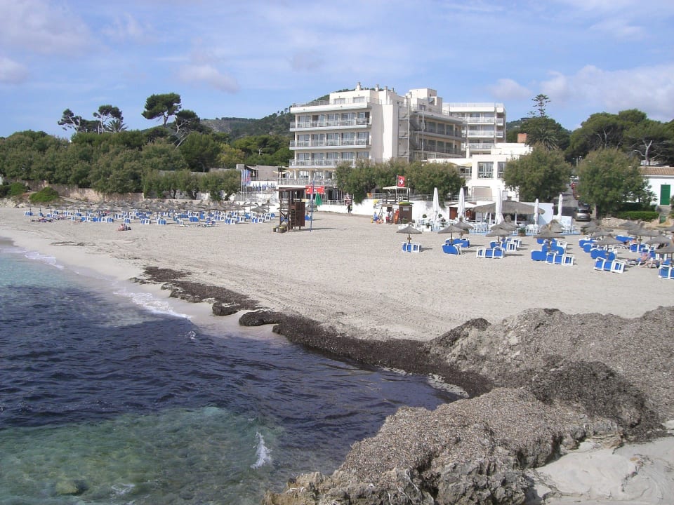 Blick auf Hotel und Strand Son Moll Hotel Na Forana