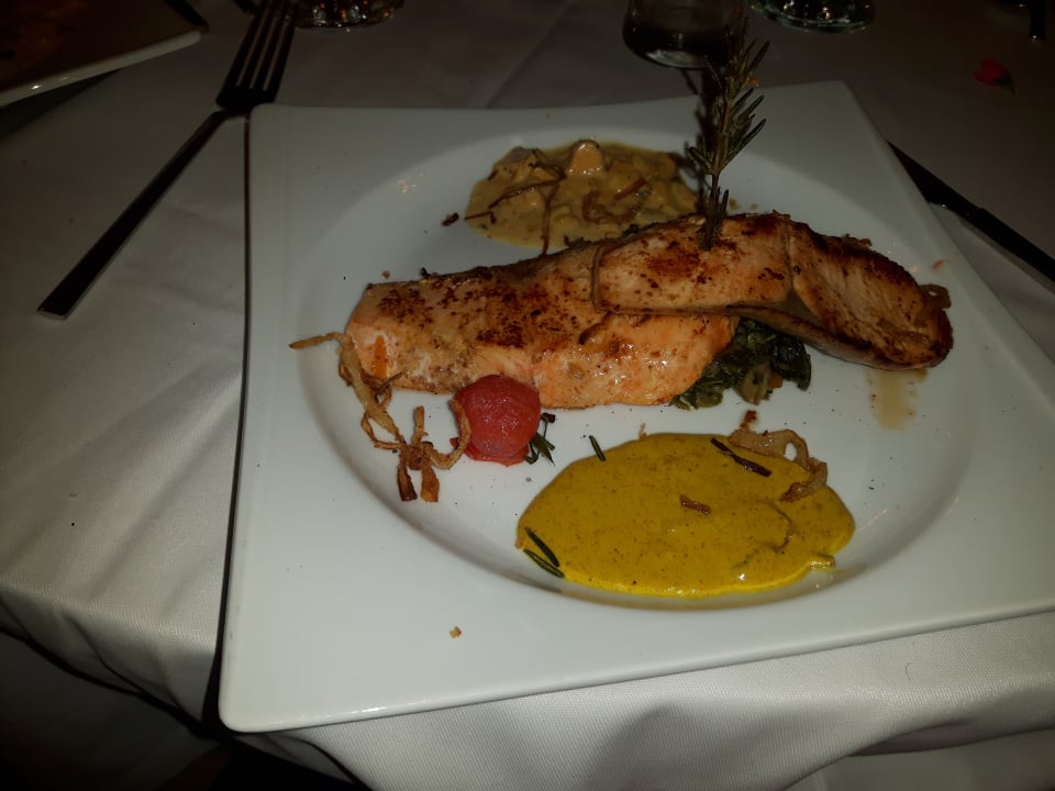 Hauptspeise Lachsfilet. Italien Sentido Trendy Verbena Beach
