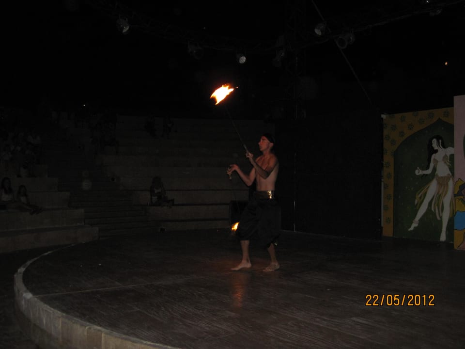 Факиршоу просто завораживает Rehana Royal Beach Resort Aqua Park & Spa