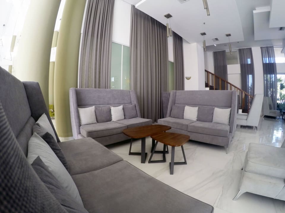 Moderner Eingangsbereich neben der Rezeption. HARPIN Georgioupolis Resort Aquapark & SPA