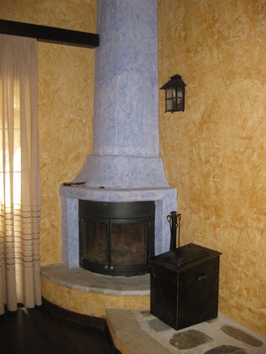 Kamin im Wohnzimmer der Maisonettenwohnung Acrotel Athena Pallas