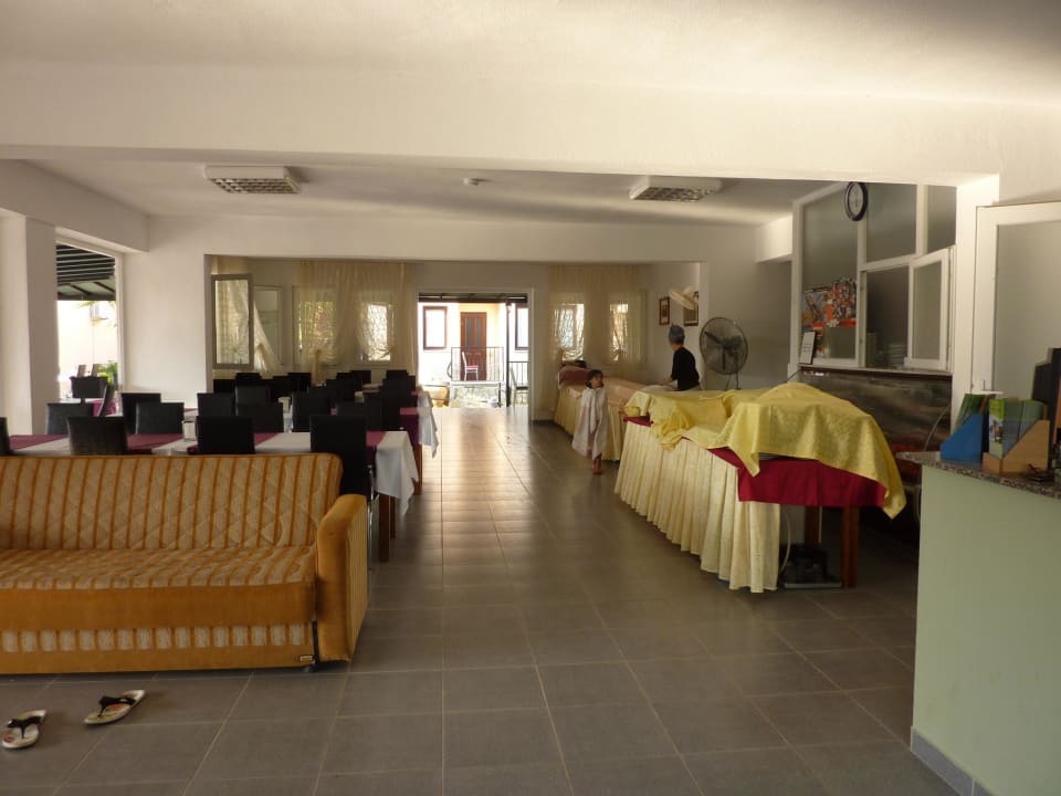 Essen im Schatten Hotel Nazar Garden