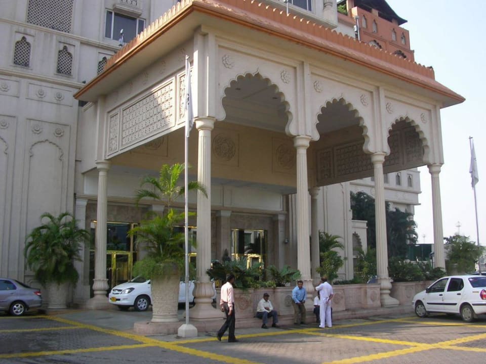 Eingang zum Hotel Sheraton Grand Pune