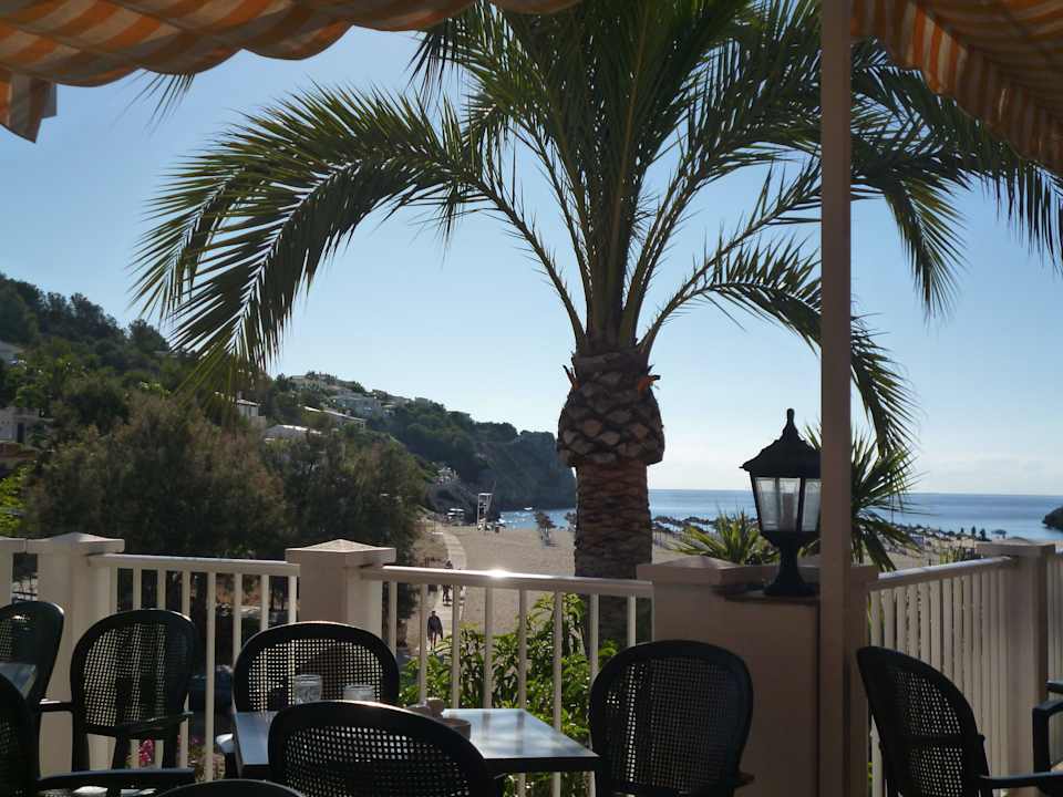 Blick in die Bucht beim Frühstück Flipflop Cala Romantica