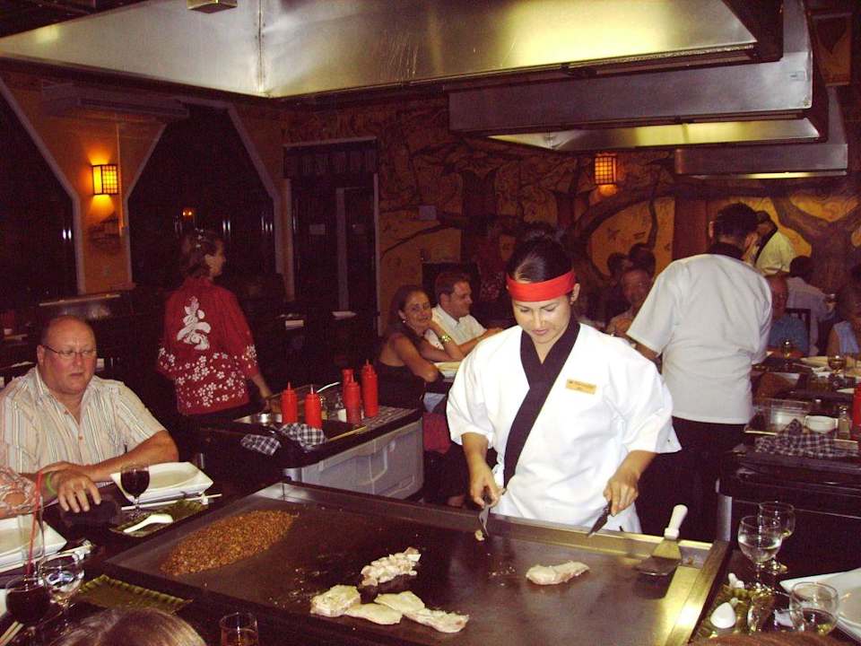 Showkochen im japanischen Restaurant Playa Costa Verde