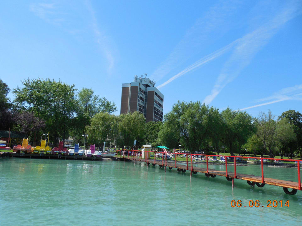 Aussicht vom Steg zum Hotel Danubius Hotel Marina