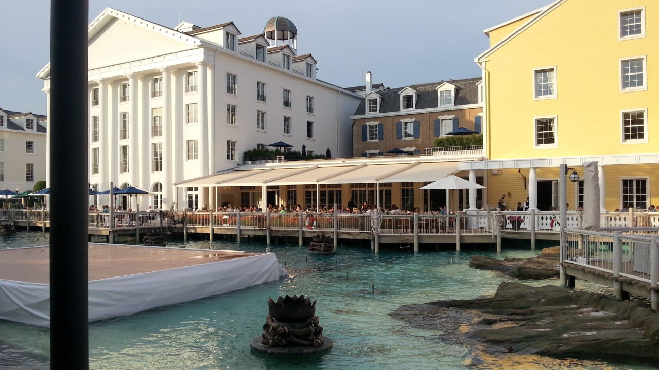 Terrasse der Restaurants und See Hotel Bell Rock Europa-Park