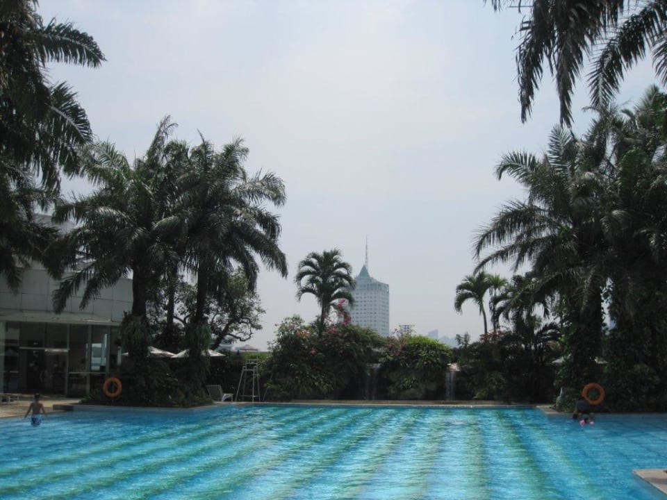 Pool in Richtung kleinem Wasserfall Hotel Mulia Senayan, Jakarta