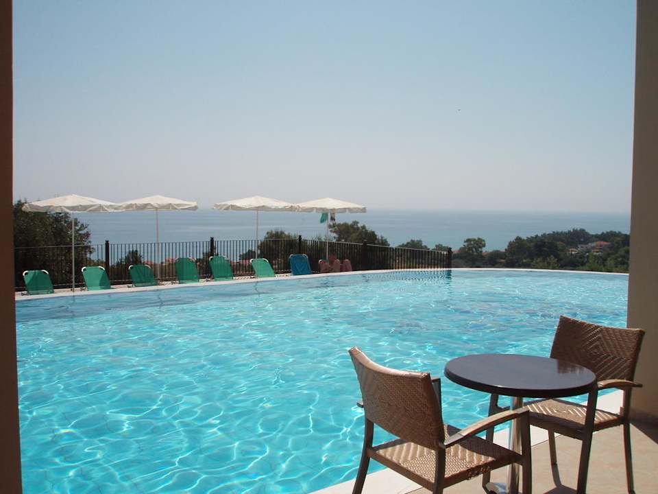 Pool mit Ausblick aufs Meer Hotel Livadakia Village