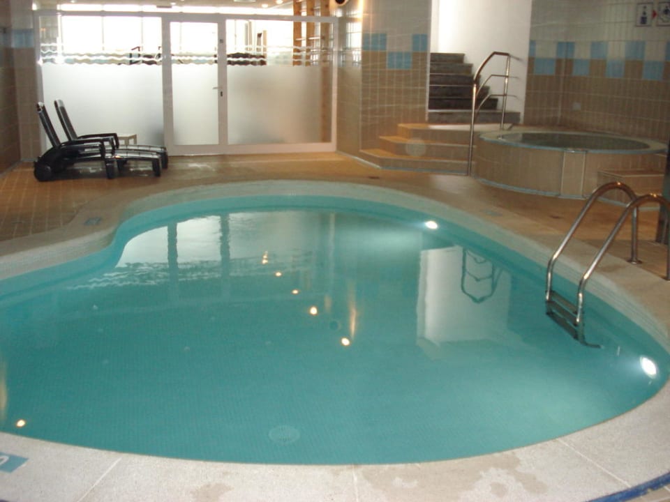 Hallenbad mit Whirlpool, Fitnessraum und Sauna Hotel GHT Maritim