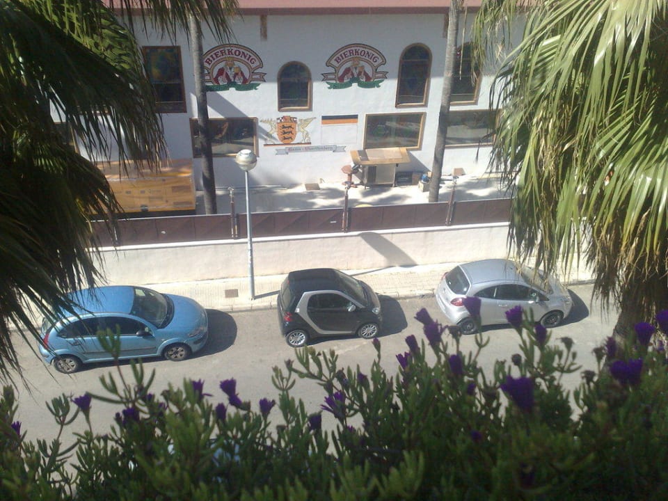 Ausblick vom Zimmereingang auf Bierkönig Apartamentos Jade