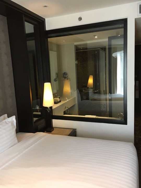 Blick durchs Zimmer ins Bad Mövenpick Hotel Sukhumvit 15 Bangkok