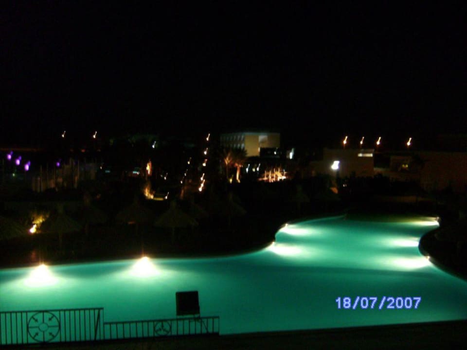 Pool bei Nacht Titanic Resort & Aqua Park