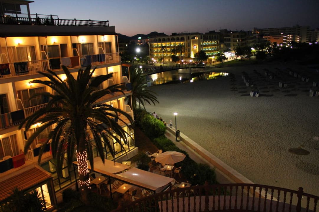 Blick auf Strandpromenade von 3. Stock Hotel Club S'Illot
