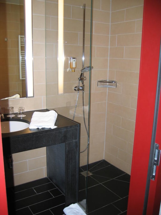 Badezimmer mit Dusche AMERON Köln Hotel Regent