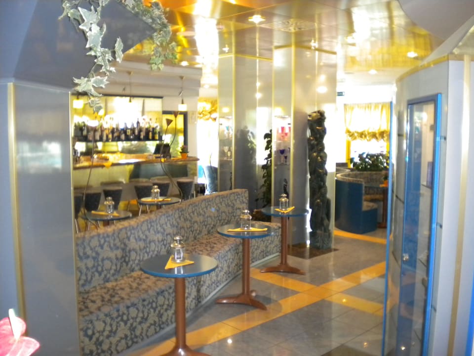 Bar mit Sitzmöglichkeiten Hotel Luna