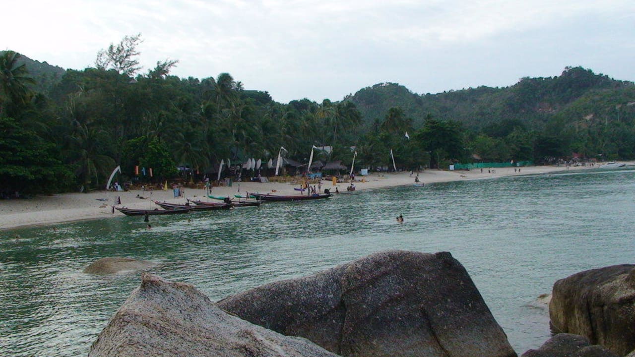 Der Strand links vom Hotel Panviman Resort Koh Phangan