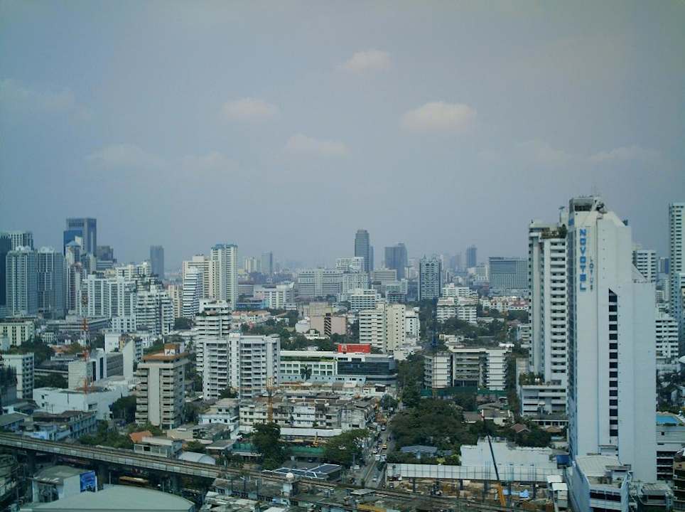 Blick aus der 25. Etage auf den Skytrain Bangkok Marriott Marquis Queen's Park