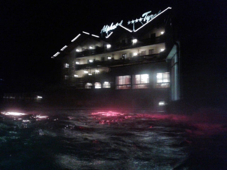 Piscina esterna. Alphotel Tyrol