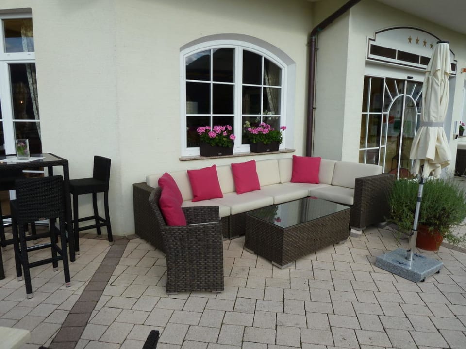 Gemütliche Sitzecke im Außenbereich Hotel AlpenSchlössl