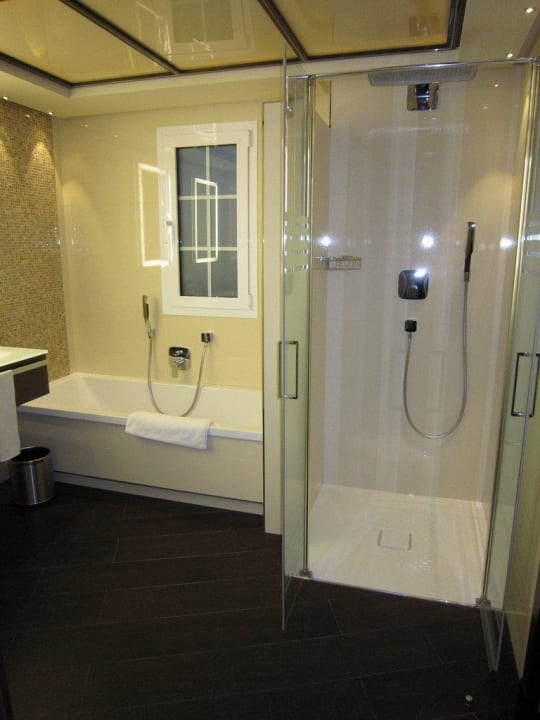 Lower bathroom of Grand duplex suite A21 Vincci Selección Aleysa