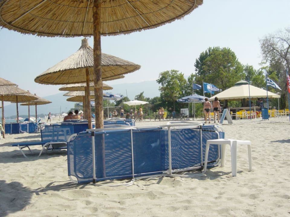 Hotelstrand mit Strandbar Olympian Bay Grand Resort