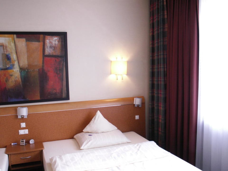 Zimmer 107, Blick von der Badtüre Garner Hotel Hamburg - Wandsbek Marktplatz