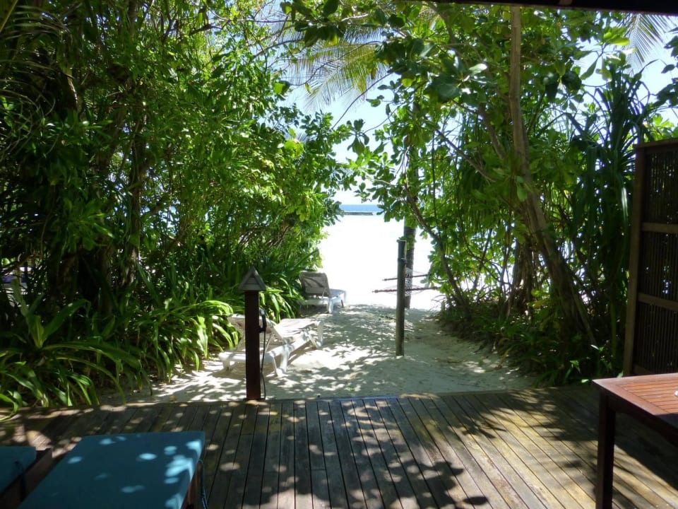 Strand vom Jacuzzi Beach Bungalow Veligandu Maldives Resort Island