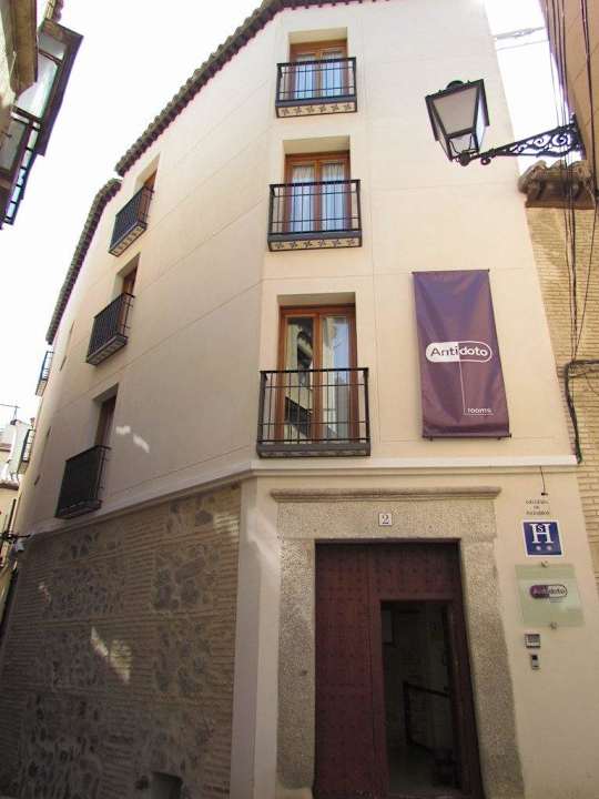 Entrance Antidoto Rooms