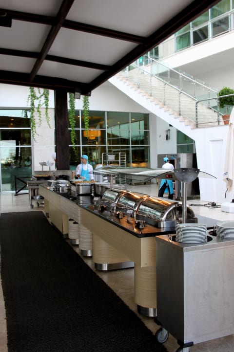 Buffet im Aussenbereich Hotel Miracle Resort