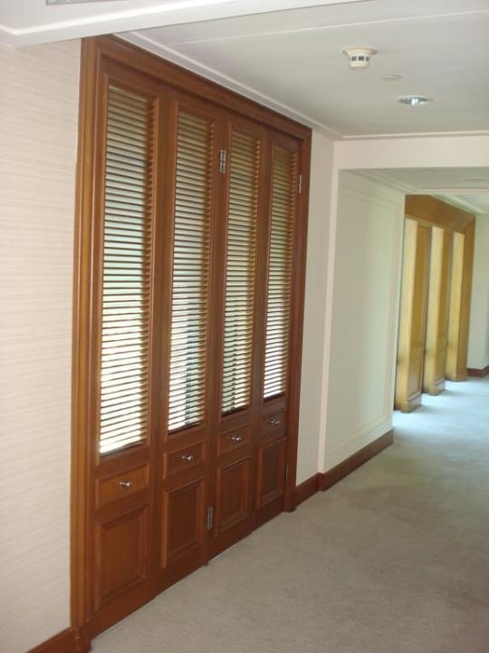 Flur mit hölzernen Sonnenblenden Hotel The Peninsula Bangkok