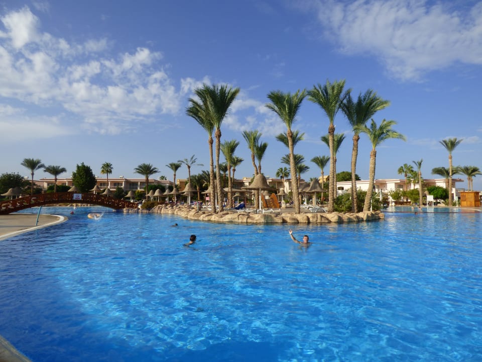 Pool Parrotel Beach Resort