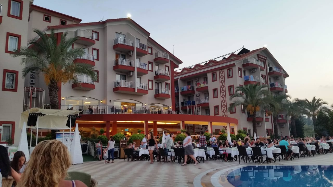 Abendessen am Pool  FUN&SUN Smart Hane Sun Hotel