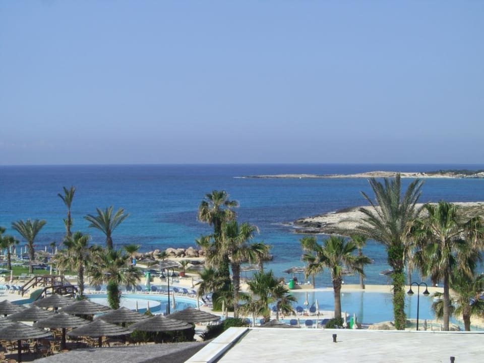 Blick über die Anlage zum Privat-Strand Adams Beach Hotel