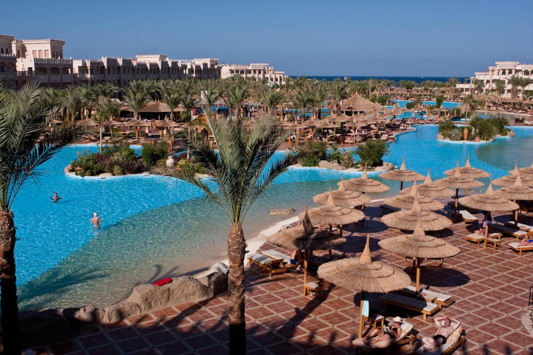 Blick von der Hotelterrasse auf die Poollandschaft Pickalbatros Palace Resort