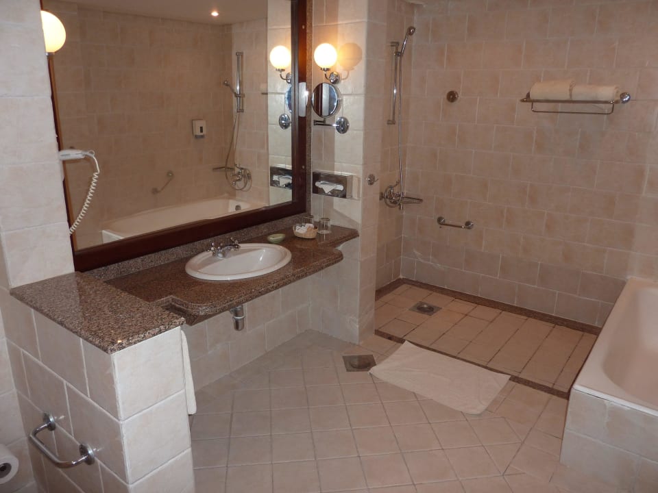 Badezimmer unseres Superiorzimmers Pickalbatros Dana Beach Resort - Hurghada